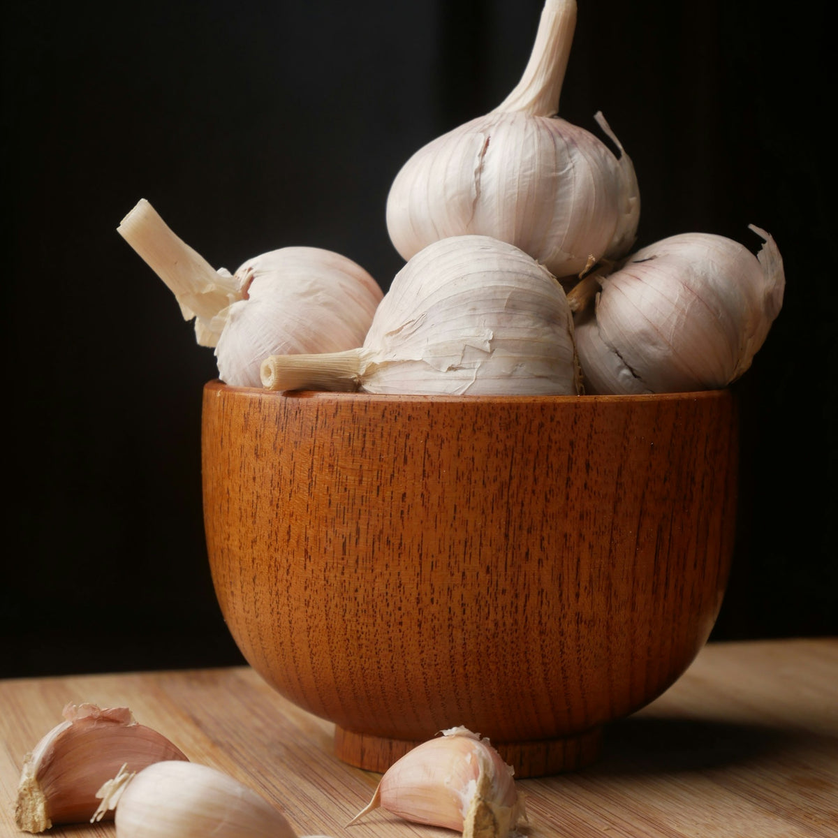 Garlic in a wooden bowl